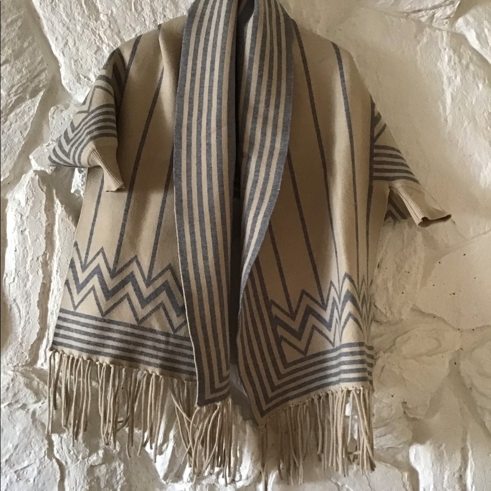 BCBG Poncho - Picture 4 of 13